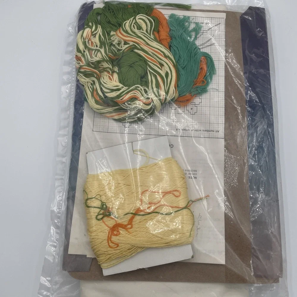 Vtg. Creative Expressions Daisy Patch Tablecloth Cross Stitch Kit 52